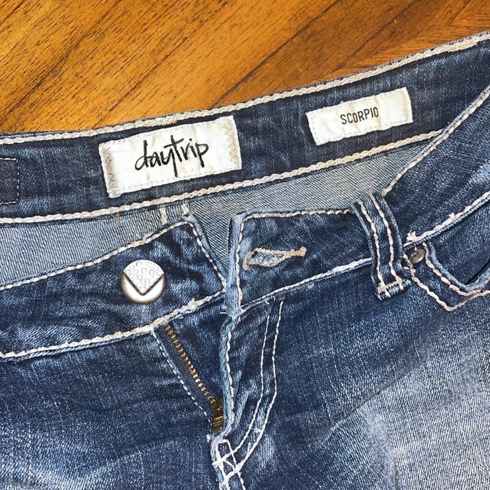 Daytrip Scorpio 27 Jean Shortie Shorts 2” inseam - Picture 4 of 5